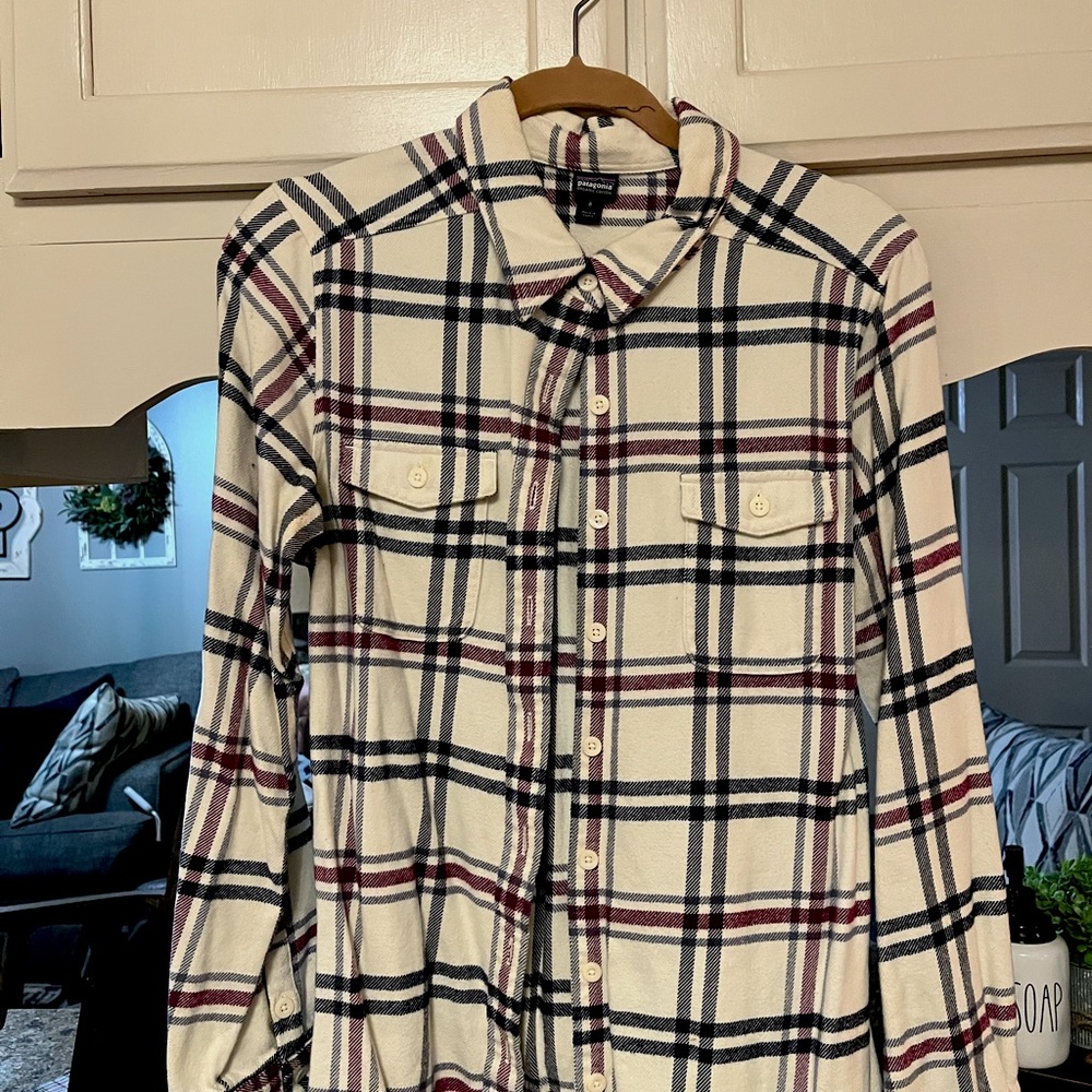 Size 8 wore once Patagonia button shirt checked navy colors runs small